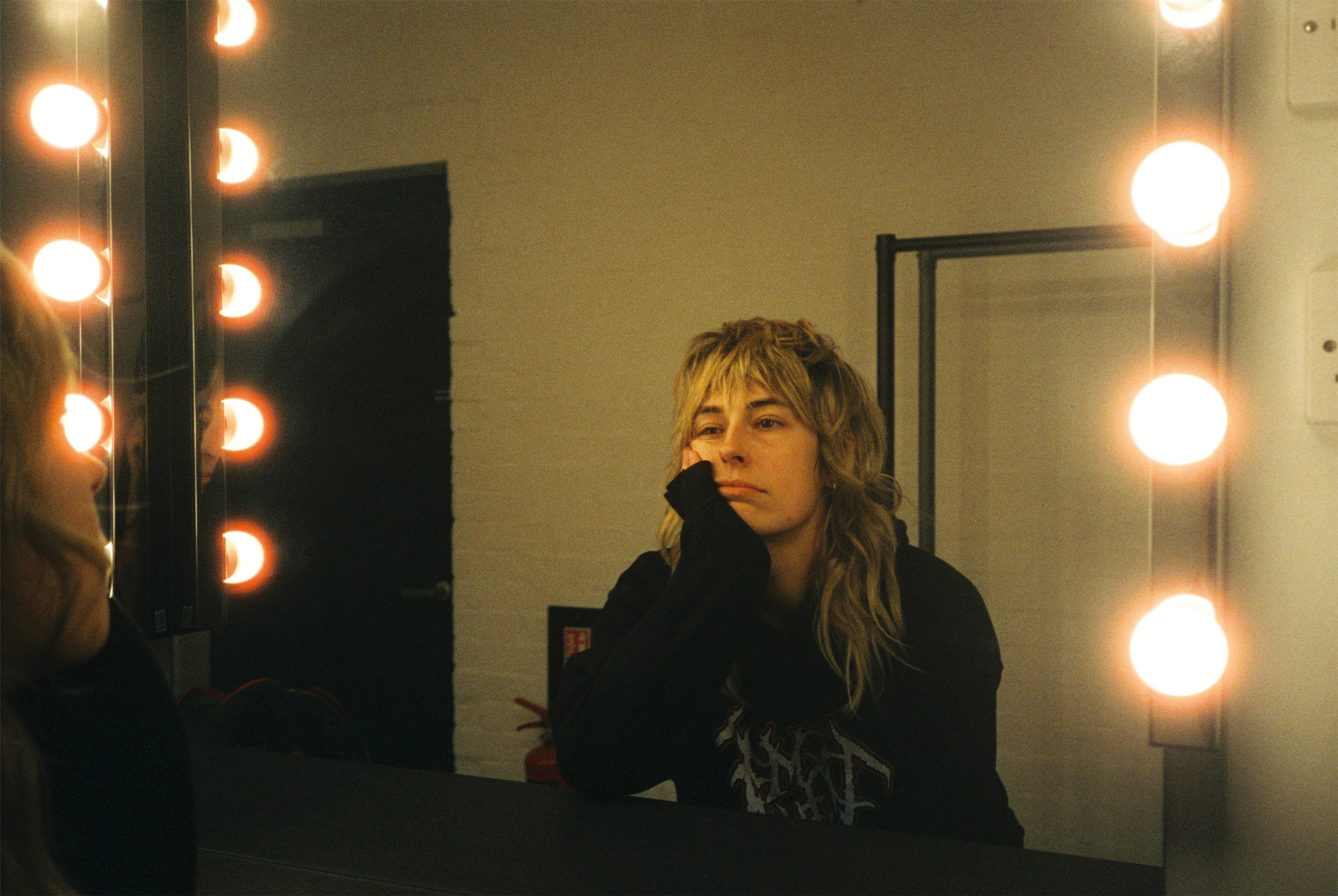 Melanie Baker releases single "Bored" and announces album "Somebody help me I'm being spontaneous"